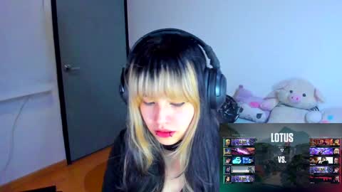 Snapshot of azu_moure chatting on 20, 1, 2025 Azu Moure online show from 20, 1, 2025