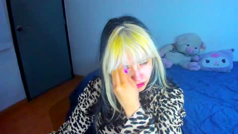 Snapshot of azu_moure chatting on 7, 2, 2025 Azu Moure online show from 7, 2, 2025