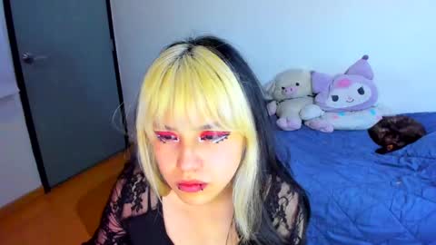 Snapshot of azu_moure chatting on 18, 2, 2025 Azu Moure online show from 18, 2, 2025