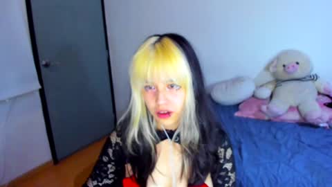 Snapshot of azu_moure chatting on 22, 2, 2025 Azu Moure online show from 22, 2, 2025