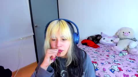 Snapshot of azu_moure chatting on 25, 2, 2025 Azu Moure online show from 25, 2, 2025