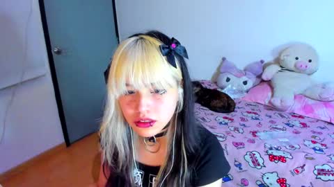Snapshot of azu_moure chatting on 1, 3, 2025 Azu Moure online show from 1, 3, 2025