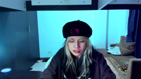 Snapshot of azu_moure chatting on 7, 3, 2025 Azu Moure online show from 7, 3, 2025