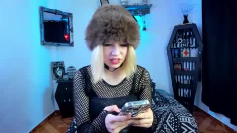 Azu Moure online show from 3, 10, 2025