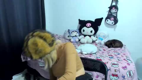 Azu Moure online show from 5, 11, 2025