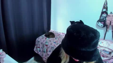 Azu Moure online show from 5, 1, 2026