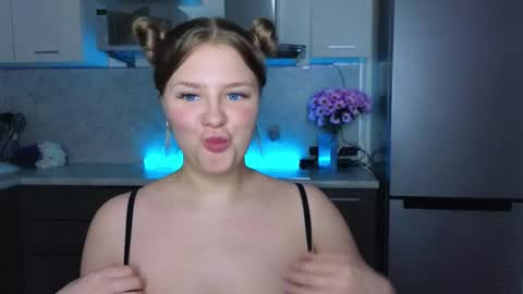 Snapshot of b_e_l_l_a__t_r_i_x chatting on 7, 3, 2025 Bella Wooowww online show from 7, 3, 2025