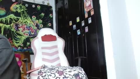 baby_quetzal online show from 7, 12, 2024