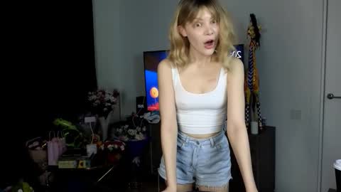 Snapshot of babydi_ chatting on 9, 11, 2025 hiii honey im Diana 3 online show from 9, 11, 2025