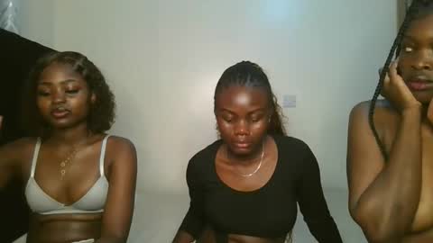 Snapshot of barbie_queen2 chatting on 20, 10, 2025 queen online show from 20, 10, 2025