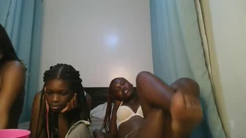 Snapshot of barbie_queen2 chatting on 14, 11, 2025 queen online show from 14, 11, 2025