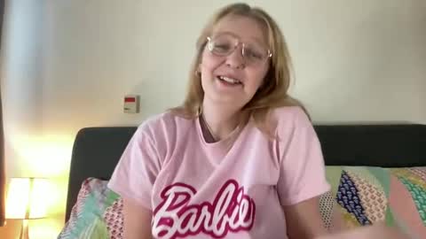 Snapshot of barbiegirl966 chatting on 5, 1, 2025 barbiegirl966 online show from 5, 1, 2025
