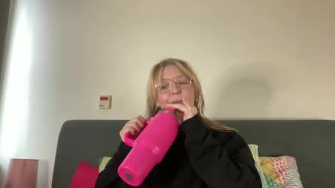 Snapshot of barbiegirl966 chatting on 6, 1, 2025 barbiegirl966 online show from 6, 1, 2025