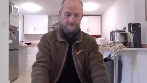 Snapshot of basiccamguy chatting on 16, 10, 2025 basiccamguy online show from 16, 10, 2025