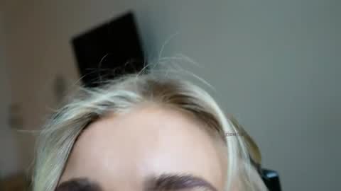 Chloe online show from 10, 4, 2026