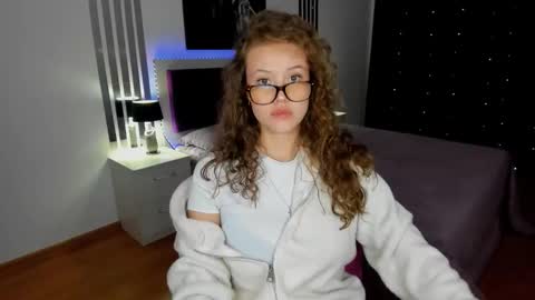 Snapshot of beatricewild chatting on 12, 10, 2025 BeatriceWild online show from 12, 10, 2025