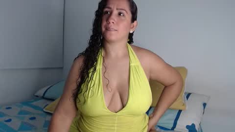 Snapshot of bela_hadid05 chatting on 14, 10, 2025 hadid online show from 14, 10, 2025