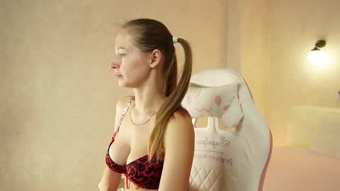 Snapshot of bella_li__ chatting on 14, 10, 2025 bella_li__ online show from 14, 10, 2025
