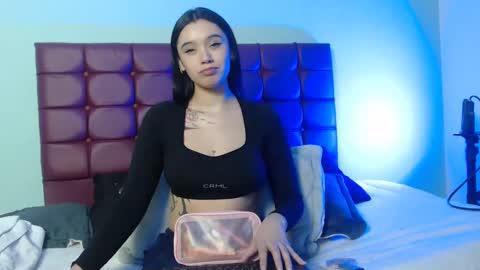 Snapshot of bella_lr chatting on 5, 11, 2025 Valentina online show from 5, 11, 2025