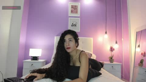 Snapshot of bella_ponce1 chatting on 4, 1, 2025 Bella Ponce online show from 4, 1, 2025