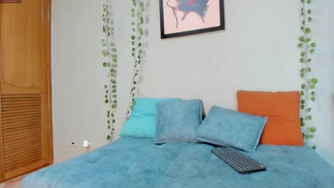 Snapshot of bella_sstone chatting on 5, 12, 2025 bella_sstone online show from 5, 12, 2025