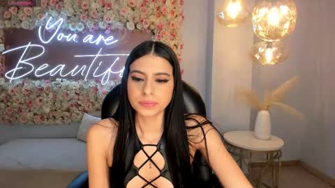 Snapshot of bellaconnor_ chatting on 14, 12, 2025 Bella online show from 14, 12, 2025