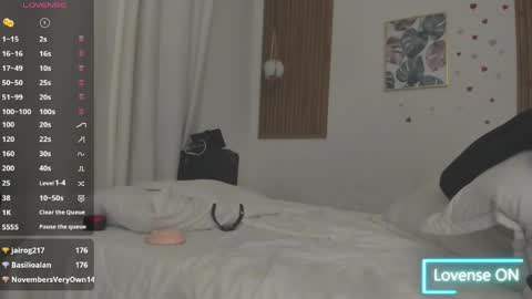 Snapshot of bellawoods_ chatting on 4, 5, 2026 laukyubey online show from 4, 5, 2026