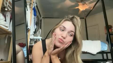 Snapshot of bellaxrxx chatting on 14, 4, 2026 Bella 3 online show from 14, 4, 2026