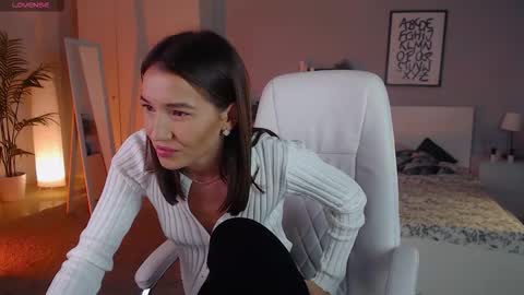 Snapshot of bellla_haddid chatting on 8, 10, 2025 Bella online show from 8, 10, 2025