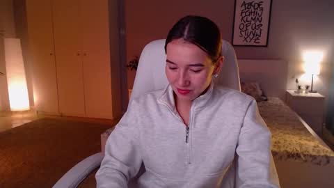 Snapshot of bellla_haddid chatting on 12, 10, 2025 Bella online show from 12, 10, 2025