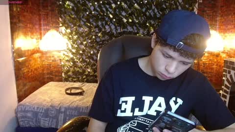 Snapshot of benjamintwink1 chatting on 4, 1, 2025 BENJAMIN online show from 4, 1, 2025