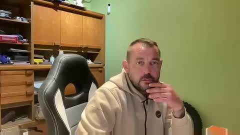 Snapshot of benochau chatting on 28, 4, 2026 benochau online show from 28, 4, 2026
