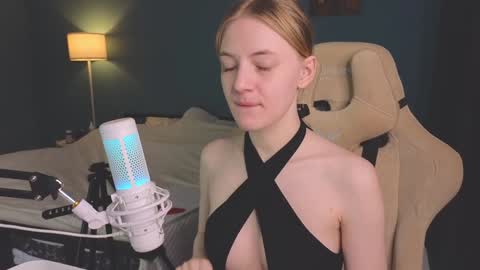 Snapshot of benty_bunny chatting on 6, 2, 2025 Alice online show from 6, 2, 2025