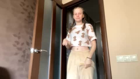 Snapshot of berniecemontell chatting on 4, 10, 2025 Sophia online show from 4, 10, 2025