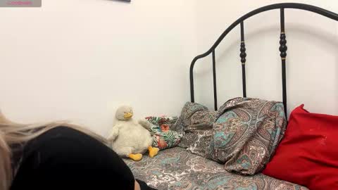 BlondeReka ITS MY 1st DAY HERE online show from 18, 12, 2025