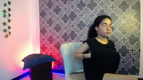 Snapshot of betw33ntwoskins chatting on 15, 9, 2025 between two skins online show from 15, 9, 2025