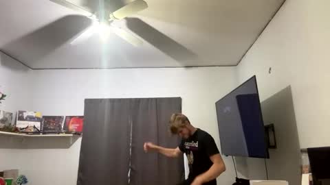 Snapshot of bigskinnyboyshh chatting on 27, 9, 2025 bigskinnyboyshh online show from 27, 9, 2025