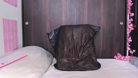 Snapshot of bigsquirt_6 chatting on 10, 12, 2024 laura online show from 10, 12, 2024