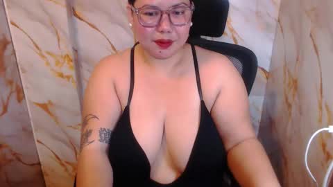 Snapshot of bigtitshotmom chatting on 24, 4, 2026 MARJ online show from 24, 4, 2026