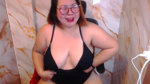 Snapshot of bigtitshotmom chatting on 17, 5, 2026 MARJ online show from 17, 5, 2026