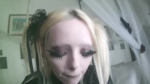 vampire fang  online show from 18, 12, 2025