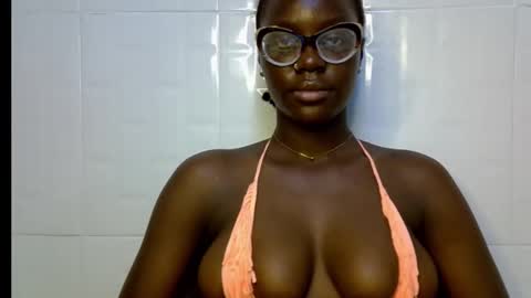 Snapshot of black_petitqueen12 chatting on 13, 11, 2025 BLACK online show from 13, 11, 2025