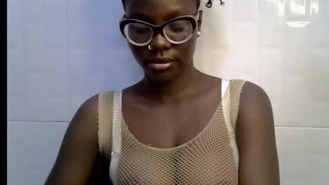 Snapshot of black_petitqueen12 chatting on 21, 11, 2025 BLACK online show from 21, 11, 2025