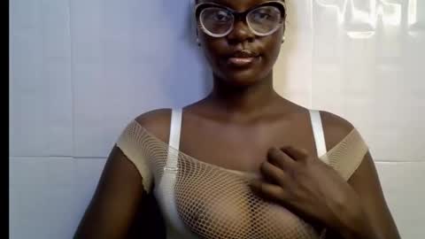 Snapshot of black_petitqueen12 chatting on 24, 11, 2025 BLACK online show from 24, 11, 2025