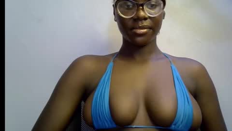 Snapshot of black_petitqueen12 chatting on 13, 12, 2025 BLACK online show from 13, 12, 2025