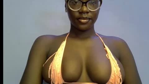 Snapshot of black_petitqueen12 chatting on 21, 12, 2025 BLACK online show from 21, 12, 2025