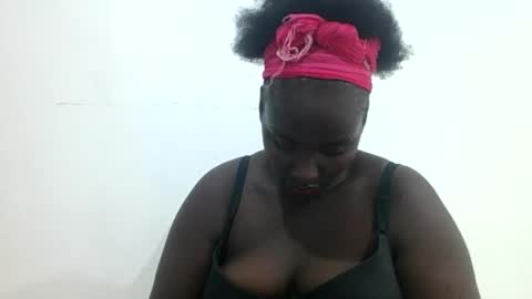 Snapshot of blackbeauty002 chatting on 21, 12, 2025 PACIFICA online show from 21, 12, 2025