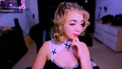 Snapshot of blinkofeyes chatting on 13, 11, 2025 Nicole online show from 13, 11, 2025