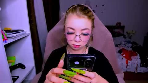 Snapshot of blinkofeyes chatting on 22, 12, 2025 Nicole online show from 22, 12, 2025