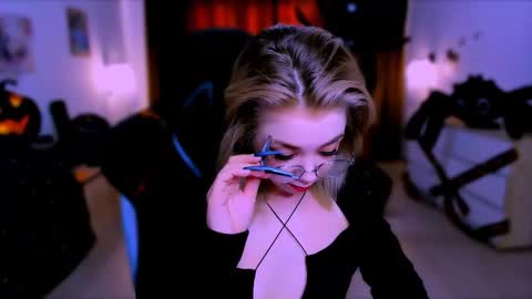 Nicole online show from 10, 10, 2025